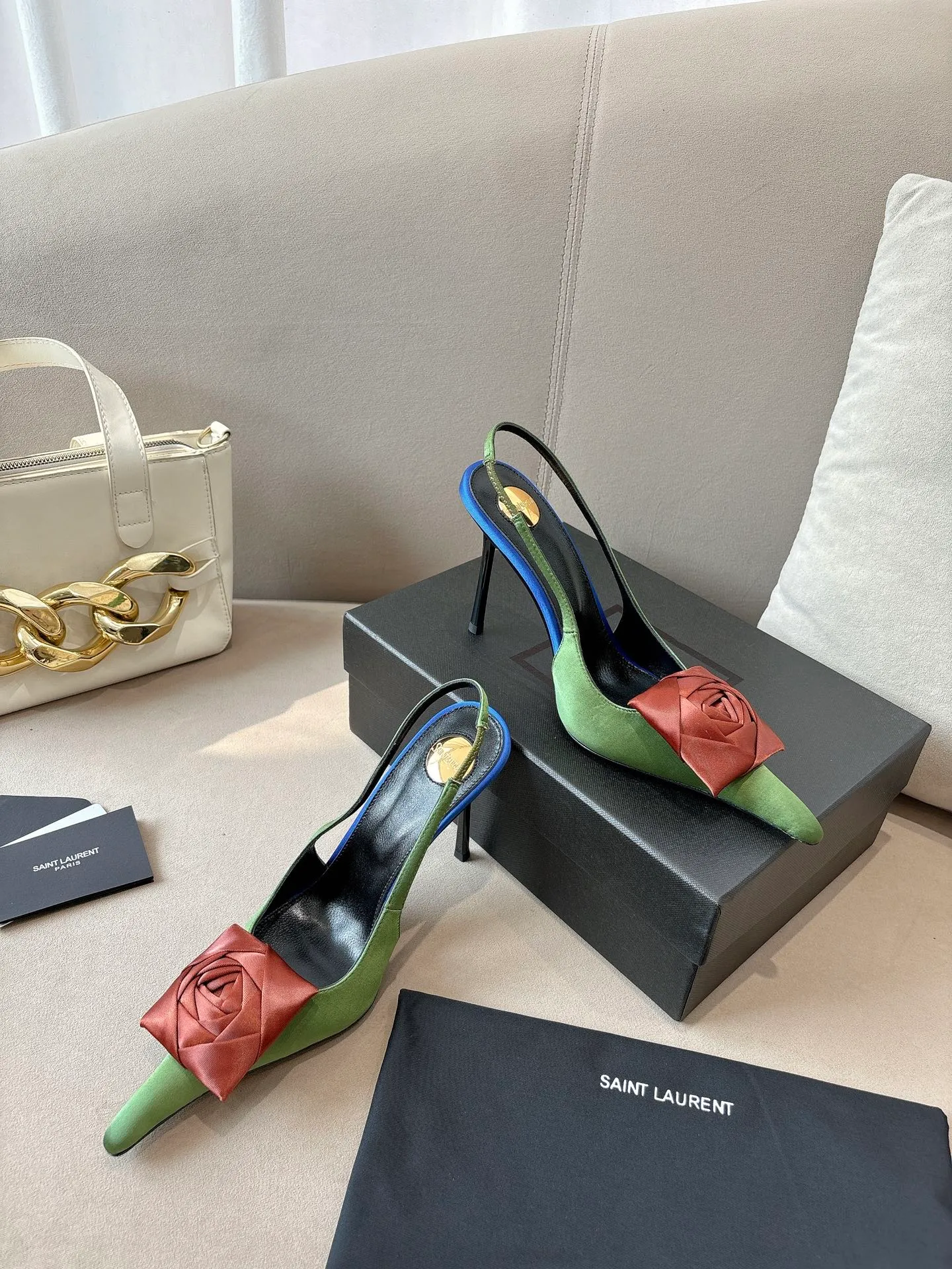 👟👟Ex-factory price 680👟👟 Saint Laurent ysl 25ss/autumn and winter ready-to-wear flower series catwalk style high heels. The toe and contrasting color design make the final effect quite impressive. The different colors are also very beautiful. Straight heels, curved heels, with flowers, and without flowers can be selected. Only YSL understands women’s hearts best and does not accept refutation. It is a super invincible feminine artifact, a must-have for women (z-brand full-body customization, own molded hardware accessories, perfect consistency) ✔ Upper: imported cow patent leather ✔ Inner lining: imported 🐑 goat leather ✔ Sole: imported genuine leather outsole ✔ Heel height: 10.5cm ✔ Size: 36-39 (40, 41, 42 can be customized and non-returnable) Flower style (full set of packaging)